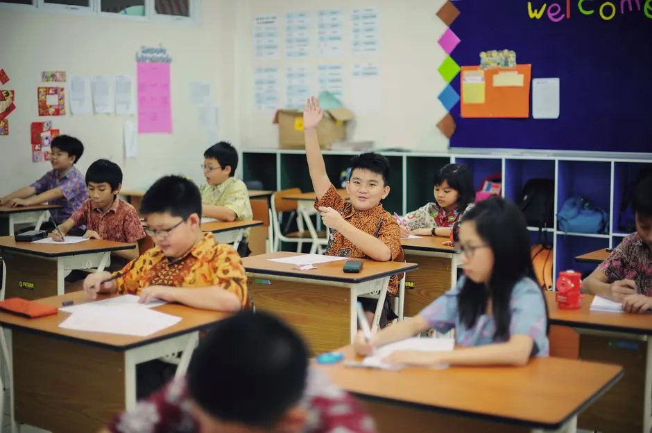 Ruang belajar bimbel harian dengan siswa dan pengajar di Pulau Batek